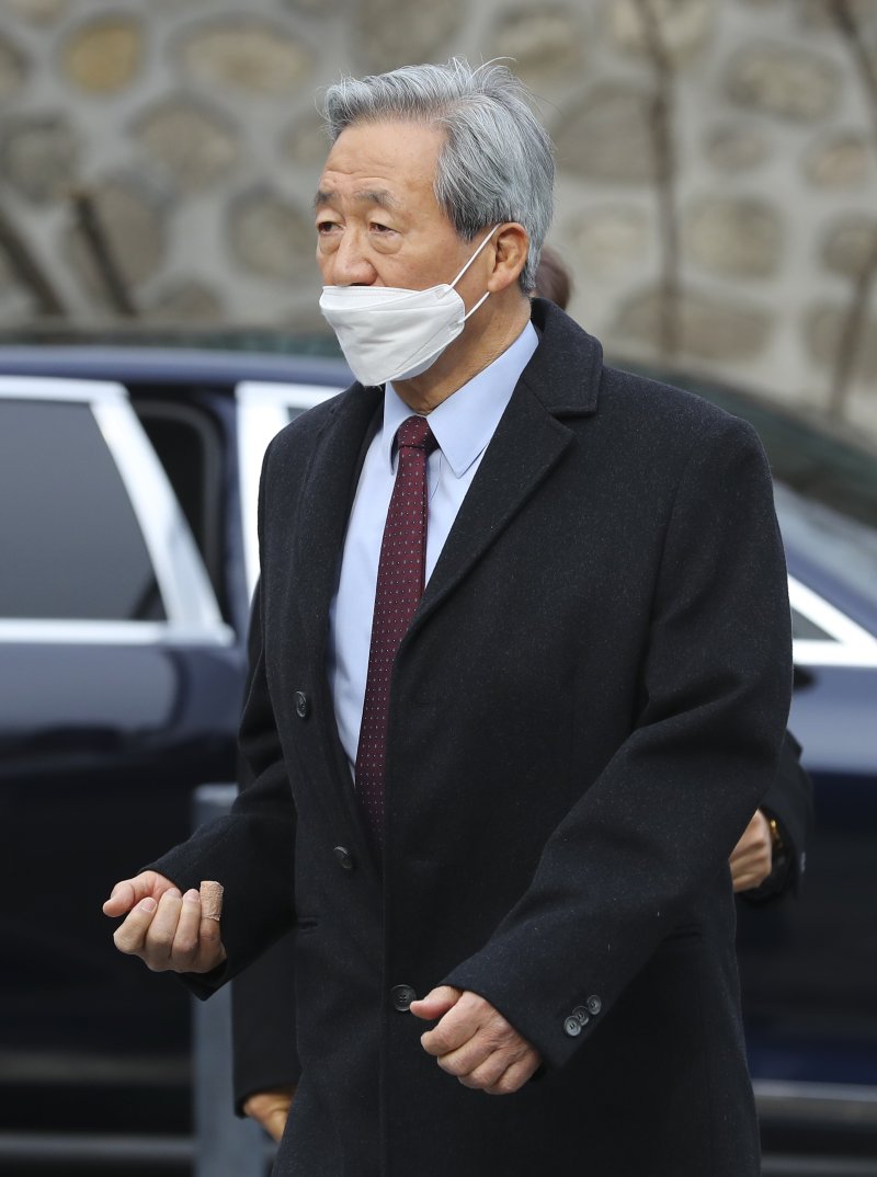 [서울=뉴시스] 최진석 기자 = 정몽준 아산재단 이사장이 11일 오후 서울 중구 정동제일교회에서 열린 정몽규 HDC그룹 회장의 장남 정준선 교수 결혼식에 참석하고 있다. 2023.02.11. myjs@newsis.com