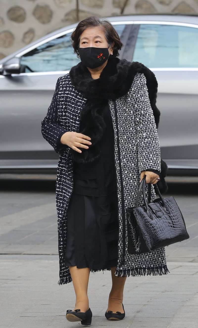 [서울=뉴시스] 최진석 기자 = 현정은 현대그룹 회장이 11일 오후 서울 중구 정동제일교회에서 열린 정몽규 HDC그룹 회장의 장남 정준선 교수 결혼식에 참석하고 있다. 2023.02.11. myjs@newsis.com