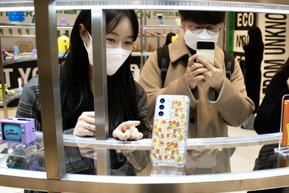 11일 여의도 더 현대 서울에 위치한 '삼성 에코 프렌즈' 팝업스토어를 찾은 방문객들이 최신 스마트폰인 갤럭시 S23 시리즈와 액세서리를 살펴보고 있다. 삼성전자 제공