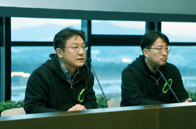 정수환 네이버클라우드 IT 서비스 본부장(왼쪽)과 노상민 네이버클라우드 데이터센터장 (네이버 제공)