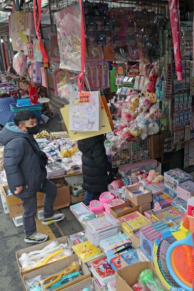 신학기 앞두고 활기찬 창신동 문구거리