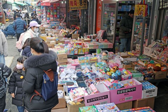 신학기 앞두고 활기찬 창신동 문구거리