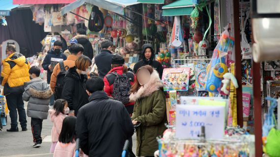 신학기 앞두고 활기찬 창신동 문구거리