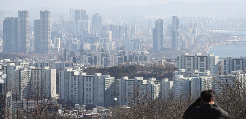 서울 남산공원에서 바라본 아파트 단지. 뉴시스