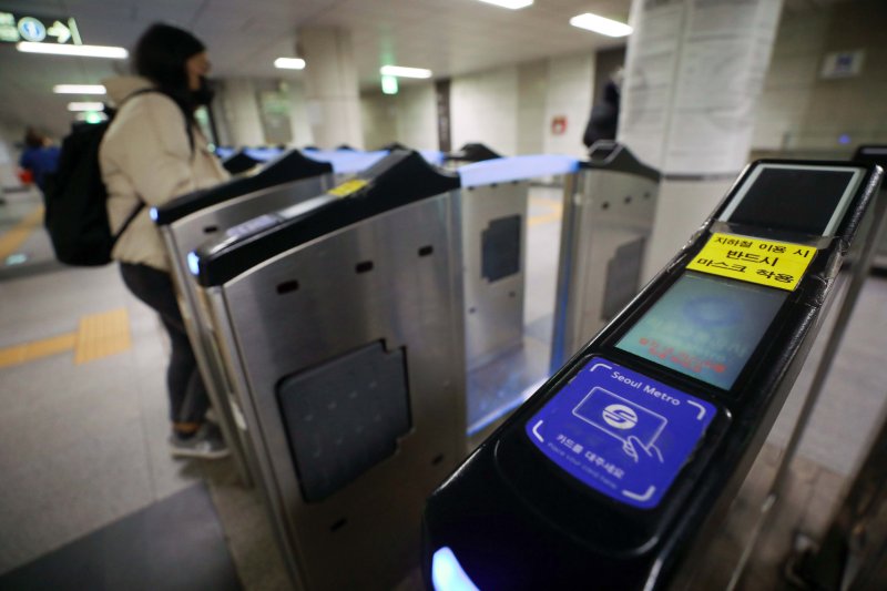 [서울=뉴시스] 김선웅 기자 = 서울 대중교통비가 4월 인상될 것으로 전망된다. 서울시는 지하철, 시내버스 등 대중교통 요금을 300~400원 인상하는 방안을 마련했다고 밝혔다. 12일 서울의 한 지하철역 개찰구에서 탑승객들이 오가고 있다. 2023.02.12. mangusta@newsis.com