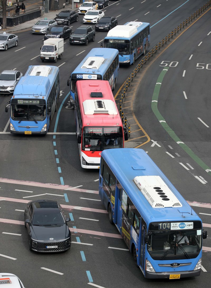 [서울=뉴시스] 김선웅 기자 = 서울 대중교통비가 4월 인상될 것으로 전망된다. 서울시는 지하철, 시내버스 등 대중교통 요금을 300~400원 인상하는 방안을 마련했다고 밝혔다. 12일 서울 도심에서 시내버스가 오가고 있다. 2023.02.12. mangusta@newsis.com