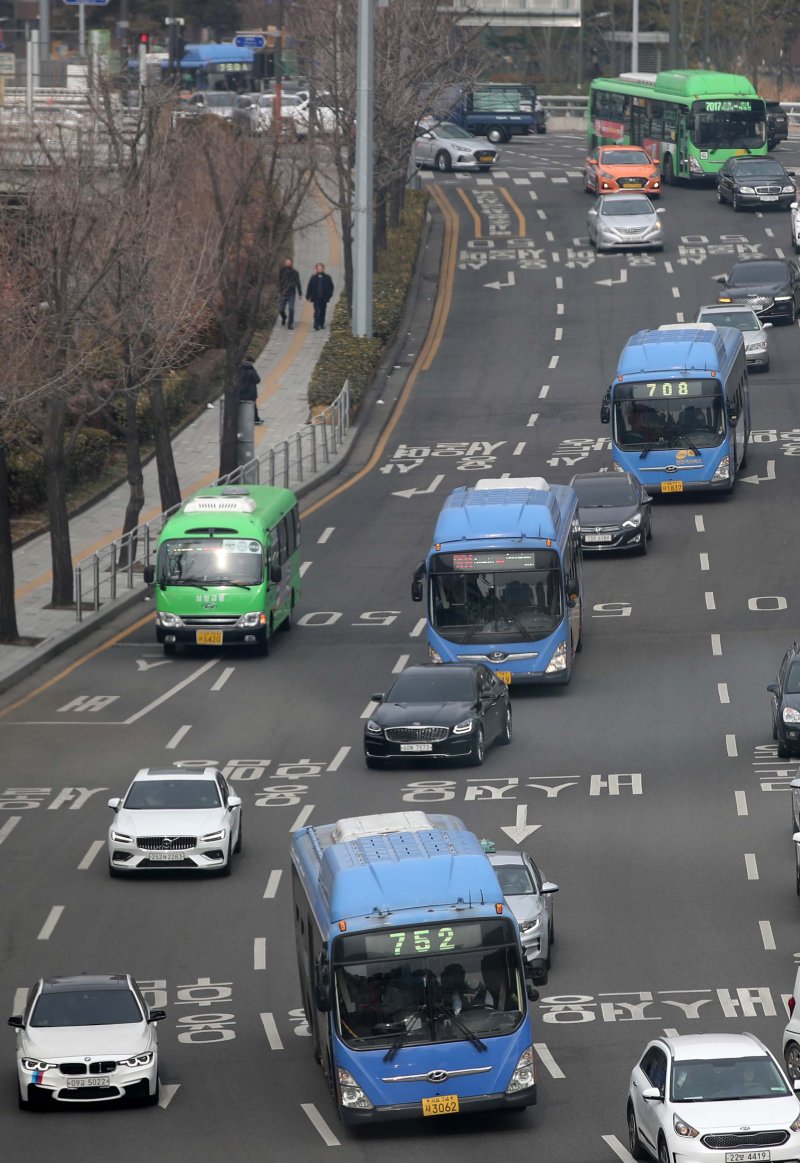 [서울=뉴시스] 김선웅 기자 = 서울 대중교통비가 4월 인상될 것으로 전망된다. 서울시는 지하철, 시내버스 등 대중교통 요금을 300~400원 인상하는 방안을 마련했다고 밝혔다. 12일 서울 도심에서 시내버스가 오가고 있다. 2023.02.12. mangusta@newsis.com
