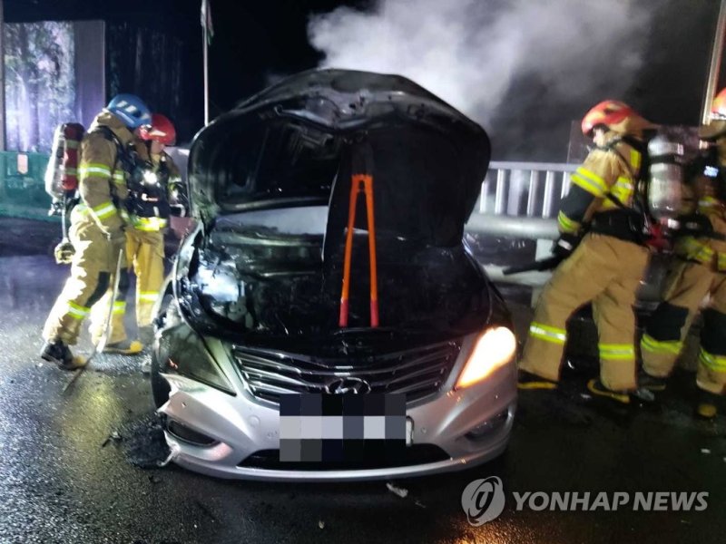 평창서 승용차 교통사고 뒤 화재…5명 숨져 (평창=연합뉴스) 12일 오전 1시 23분께 평창군 대관령면 용산리 회전교차로 인근 교량에서 그랜저 승용차가 가드레일을 들이받은 뒤 불이 나 소방대원이 진화하고 있다. 불은 20여 분만에 진화됐으나 전소된 차 안에서 5명이 숨진 채 발견됐다. 2023.2.12 [강원도소방본부 제공. 재판매 및 DB 금지] conanys@yna.co.kr (끝) /사진=연합뉴스