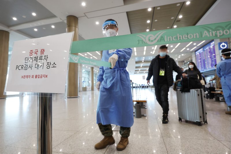 중국발 국내 입국자에 대한 단기비자 발급이 재개된 가운데 12일 오후 인천국제공항 제1터미널에서 중국발 입국자들이 PCR 검사를 받기 위해 이동하고 있다. 정부가 중국 내 공관에서 한국행 단기비자 발급을 11일부터 재개하기로 한 가운데 입국 전후 코로나19 검사 등의 중국발 입국 방역조치는 일단 유지할 방침이다. 사진=연합뉴스