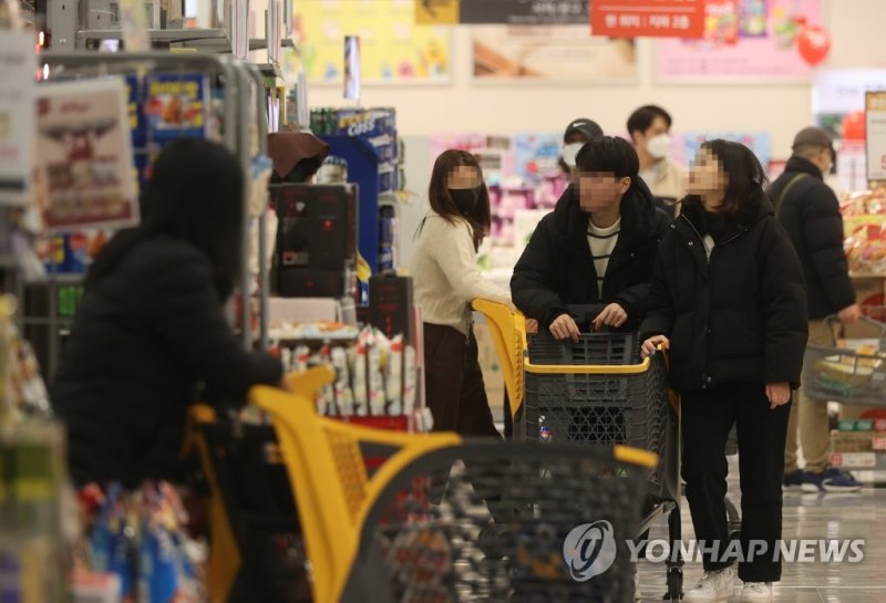 실내마스크 착용 의무 해제 첫날, 장 보는 시민들 (서울=연합뉴스) 류효림 기자 = 실내마스크 착용 의무 해제 첫날인 30일 오후 서울 시내 한 대형마트에서 시민들이 장을 보고 있다. 2023.1.30 ryousanta@yna.co.kr (끝)