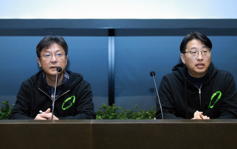 네이버 데이터센터 '각 춘천' 테크 포럼 (서울=연합뉴스) 정수환 네이버클라우드 정보기술(IT) 서비스 본부장(왼쪽)과 노상민 네이버클라우드 데이터센터장이 지난 9일 네이버 데이터센터 '각 춘천'에서 열린 테크포럼에서 취재진 질문에 답하고 있다. 2023.2.12 [네이버클라우드 제공. 재판매 및 DB 금지] photo@yna.co.kr