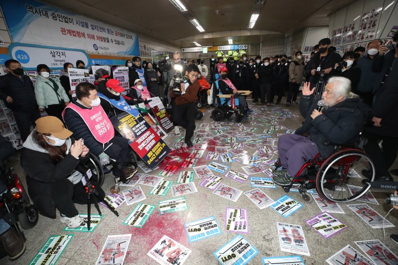 전국장애인차별철폐연대(전장연)가 13일 오전 서울 삼각지역 승강장 앞에서 기자회견을 하고 있다. /사진=뉴시스