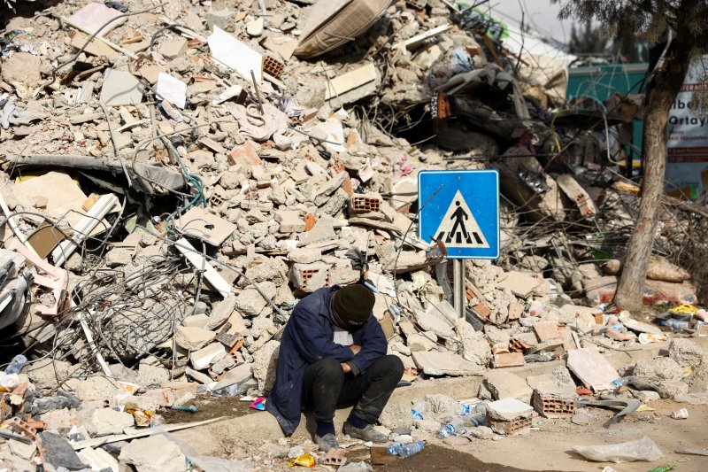 규모 7.8의 강진이 발생한 지 닷새째인 10일(현지시간) 튀르키예 카라만라스에서 한 주민이 산더미처럼 쌓인 건물 잔해 앞에 앉아 망연자실한 듯 고개를 떨구고 있다. 2023.2.10. ⓒ 로이터=뉴스1 ⓒ News1 김성식 기자