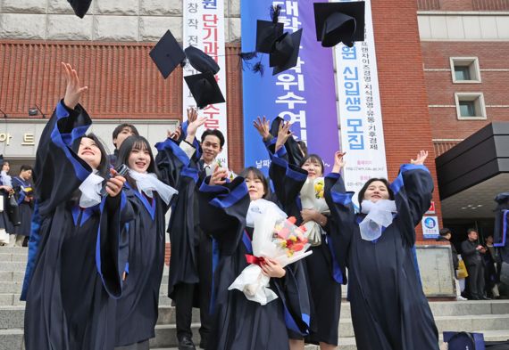 2023년도 중앙대학교 예술대학 학위수여식이 열린 13일 서울 동작구 중앙대학교 아트홀 앞에서 학생들이 학사모를 던지며 졸업을 자축하고 있다. 사진=박범준 기자