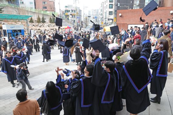 2023년도 중앙대학교 예술대학 학위수여식이 열린 13일 서울 동작구 중앙대학교 아트홀 앞에서 학생들이 학사모를 던지며 졸업을 자축하고 있다. 사진=박범준 기자