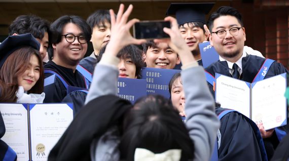 2023년도 중앙대학교 예술대학 학위수여식이 열린 13일 서울 동작구 중앙대학교 아트홀 앞에서 학생들이 기념촬영을 하고 있다. 사진=박범준 기자