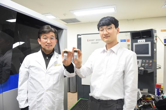 한국재료연구원(KIMS) 분말재료연구본부 김경태 박사(왼쪽)와 최중호 박사가 새로 개발한 기술로 만든 3D프린팅용 고강도 알루미늄합금 분말을 들어 보이고 있다. 재료연구원 제공