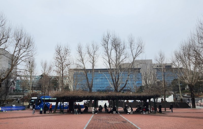 13일 오전 9시.고려대 안암캠퍼스 광장에 벤치에 새내기 학생들이 새로배움터로 가는 버스를 기다리며 앉아있다. 2023.2.13/뉴스1 ⓒ News1 유민주 기자