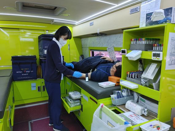 대구시가 공무원 헌혈문화 확산을 위해 단체 헌혈을 실시하는 등 혈액 부족사태에 솔선수범하고 있다. 사진=대구시 제공