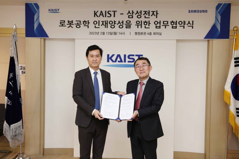 삼성전자 DX부문 최고기술책임자(CTO) 전경훈 사장(왼쪽)과 KAIST 이승섭 교학부총장이 13일 대전 KAIST 본원에서 '삼성전자 로보틱스 인재양성 프로그램' 신설 협약 체결 후 기념촬영을 하고 있다. 삼성전자 제공