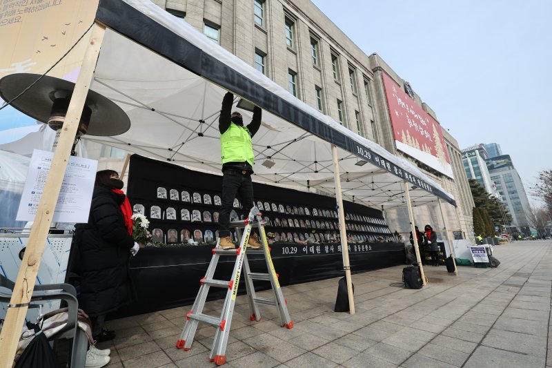 지난 12일 서울광장에 설치된 10·29 이태원 참사 희생자 합동분향소에서 관계자가 보수작업을 하고 있다. 연합뉴스