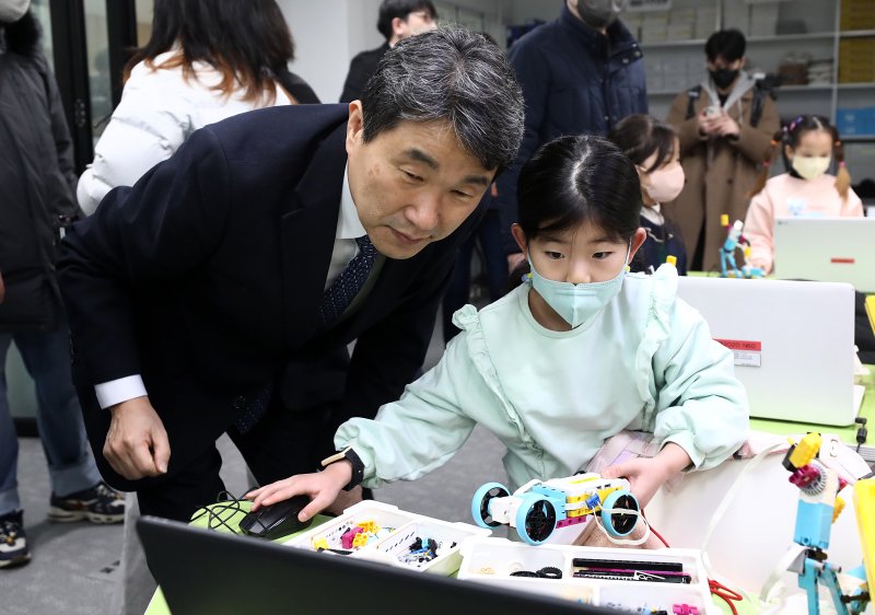 이주호 사회부총리 겸 교육부 장관이 서울 서대문구 가재울초등학교를 찾아 늘봄학교 현장을 둘러보고 있다. (공동취재) 2023.2.9/뉴스1 ⓒ News1 이승배 기자
