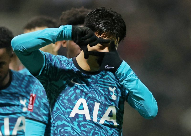 토트넘의 손흥민이 28일(현지시간) 영국 프레스턴 딥데일 스타디움에서 열린 FA컵 프레스턴과 32강전서 선제 골을 터트리고 스파이더 맨 세리머니를 하고 있다. ⓒ 로이터=뉴스1