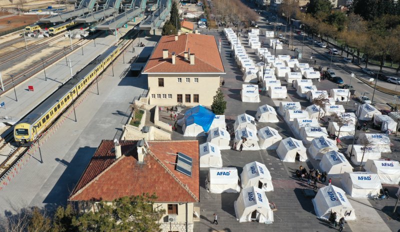 [가지안테프=뉴시스] 권창회 기자 = 13일 오후(현지시간) 튀르키예 가지안테프주 시내 가지안테프역 인근에 이재민 보호시설이 마련돼 있다. 가지안테프는 이번 튀르키예 지진 1차 진앙지이다. 2023.02.14. kch0523@newsis.com