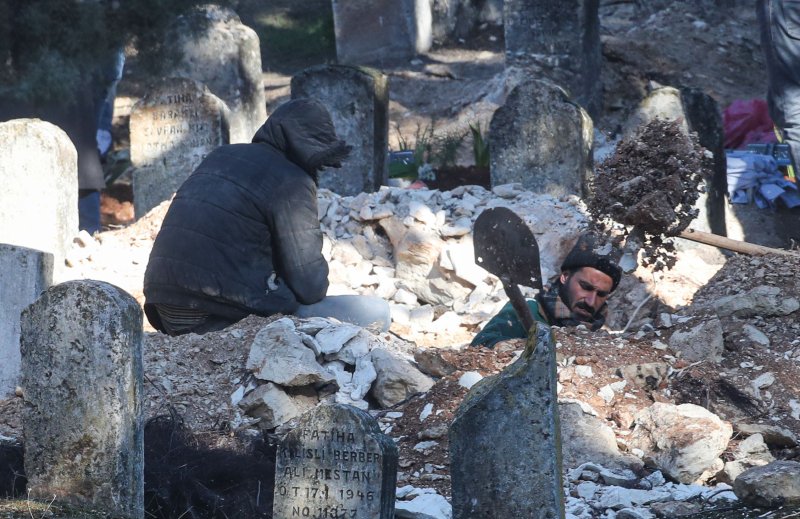 [가지안테프=뉴시스] 권창회 기자 = 13일 오후(현지시간) 튀르키예 가지안테프주 시내 공원묘지에서 튀르키예 사람들이 시신 매장작업을 하고 있다. CNN에 따르면 현재 강진 사망자는 3만6217명으로 집계됐다. 2023.02.14. kch0523@newsis.com