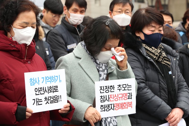 대구지하철 화재 참사 20주기를 앞둔 13일 오후 대구 중구 대구시청 동인청사 앞에서 열린 참사 20주기 추모기간 선포 기자회견 도중 슬픔에 잠긴 유가족이 눈물을 훔치고 있다. 2023.2.13/뉴스1 ⓒ News1 공정식 기자