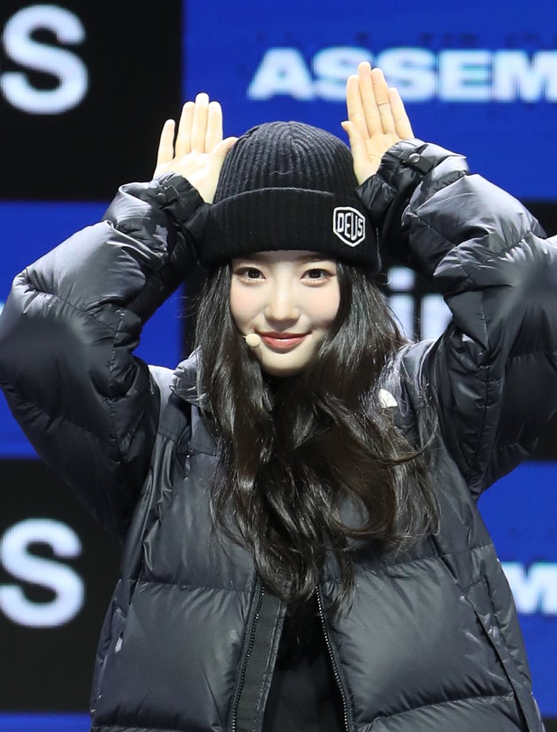 그룹 트리플에스(tripleS)의 김유연이 13일 서울 용산구 블루스퀘어에서 가진 첫 번째 미니 앨범 '어셈블(ASSEMBLE)' 발매 쇼케이스에서 사랑스러운 토끼 포즈로 시선을 사로잡고 있다. ⓒ News1 권현진 기자