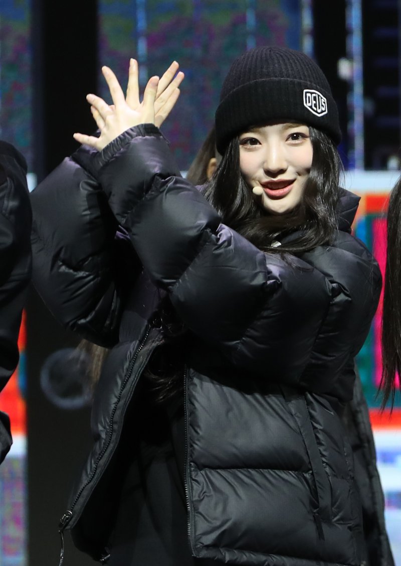 그룹 트리플에스(tripleS)의 유연이 13일 서울 용산구 블루스퀘어에서 가진 첫 번째 미니 앨범 '어셈블(ASSEMBLE)' 발매 쇼케이스에서 타이틀곡 '라이징(Rising)'을 선보이고 있다. ⓒ News1 권현진 기자