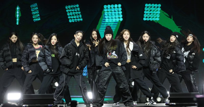 그룹 트리플에스(tripleS)의 10인조 디멘션(DIMENSION)이 13일 서울 용산구 블루스퀘어에서 가진 첫 번째 미니 앨범 '어셈블(ASSEMBLE)' 발매 쇼케이스에서 타이틀곡 무대를 선보이고 있다. ⓒ News1 권현진 기자