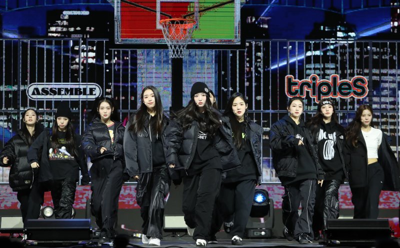 그룹 트리플에스(tripleS)의 김유연(왼쪽 다섯번째)이 13일 서울 용산구 블루스퀘어에서 가진 첫 번째 미니 앨범 '어셈블(ASSEMBLE)' 발매 쇼케이스에서 타이틀곡 '라이징(Rising)'을 선보이고 있다.ⓒ News1 권현진 기자
