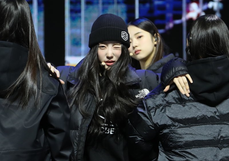 그룹 트리플에스(tripleS)의 김유연이 13일 서울 용산구 블루스퀘어에서 가진 첫 번째 미니 앨범 '어셈블(ASSEMBLE)' 발매 쇼케이스에서 신곡 무대를 선보이고 있다. ⓒ News1 권현진 기자