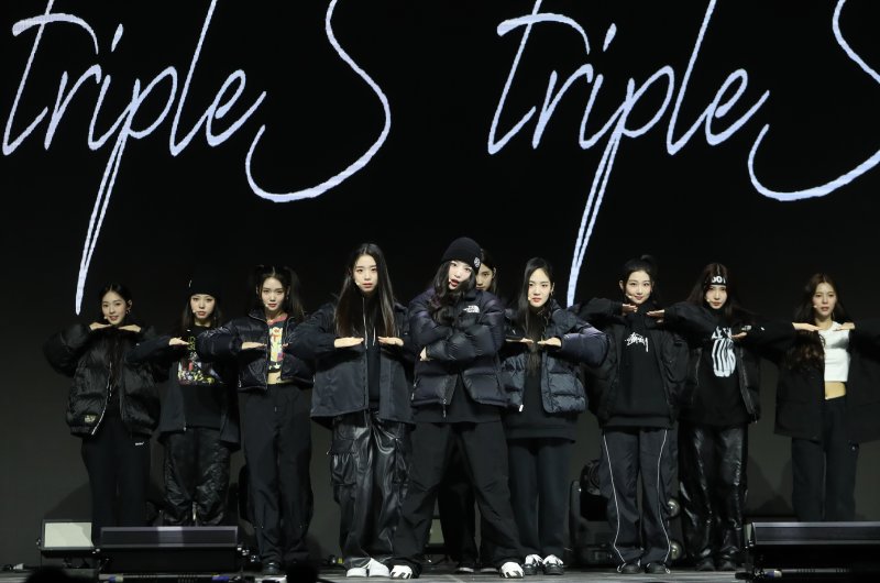 그룹 트리플에스(tripleS)의 김유연(가운데)이 13일 서울 용산구 블루스퀘어에서 가진 첫 번째 미니 앨범 '어셈블(ASSEMBLE)' 발매 쇼케이스에서 타이틀곡 '라이징(Rising)'을 선보이고 있다. ⓒ News1 권현진 기자