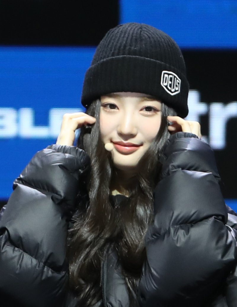 그룹 트리플에스(tripleS)의 김유연이 13일 서울 용산구 블루스퀘어에서 가진 첫 번째 미니 앨범 '어셈블(ASSEMBLE)' 발매 쇼케이스에서 볼 하트를 그리고 있다. ⓒ News1 권현진 기자