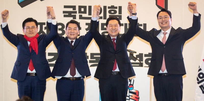 황교안(왼쪽부터), 안철수, 김기현, 천하람 국민의힘 당대표 후보가 13일 제주 퍼시픽호텔에서 열린 국민의힘 제3차 전당대회 제주 합동연설회에서 손을 맞잡고 있다. 2023.2.13/뉴스1 ⓒ News1 유승관 기자