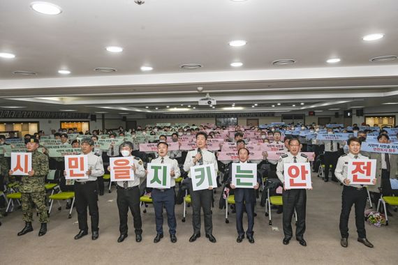 원주시 자율방범 합동순찰대 발대식이 지난 7일 원강수 시장(사진 가운데)과 순찰대원, 사회단체들이 참석한 가운데 열렸다. (사진=원주시)