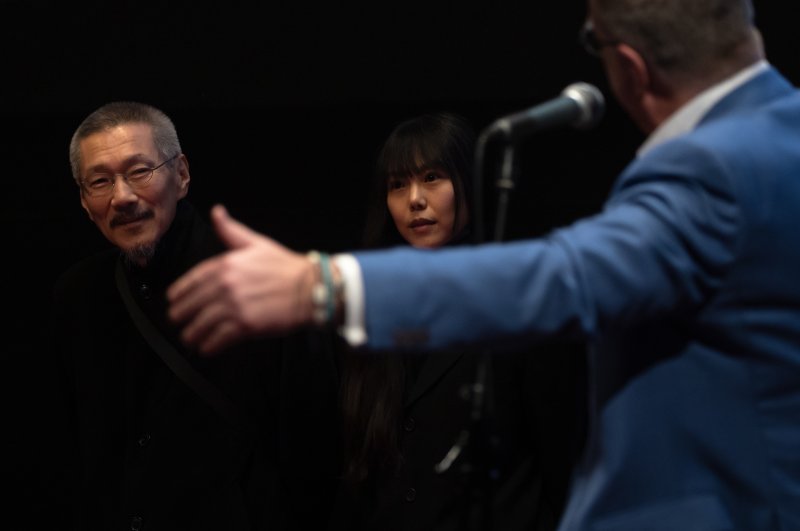 13일 오후(현지시간) 프랑스 파리 시네마테크 프랑세즈에서 열린 ‘홍상수 감독 전작 회고전’에서 개막작 ‘소설가의 영화’ 상영 전 홍상수(64) 감독과 배우 김민희(41)가 무대에 올라 인사를 하고 있다. 2023.02.14/뉴스1 ⓒ News1 이준성 기자