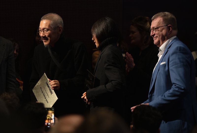 13일 오후(현지시간) 프랑스 파리 시네마테크 프랑세즈에서 열린 ‘홍상수 감독 전작 회고전’에서 개막작 ‘소설가의 영화’ 상영 전 홍상수(64) 감독과 배우 김민희(41)가 무대에 올라 인사를 하던 중 시네마테크 프랑세즈 측으로부터 각각의 이름이 새겨진 황금명패를 선물받고 있다. 2023.02.14/뉴스1 ⓒ News1 이준성 기자