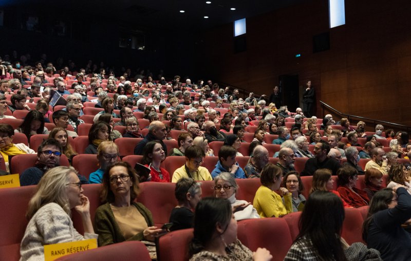13일 오후(현지시간) 프랑스 파리 시네마테크 프랑세즈에서 열린 ‘홍상수 감독 전작 회고전’에서 좌석을 가득 채운 관람객들이 개막작 ‘소설가의 영화’(2022)의 상영을 기다리고 있다. 2023.02.14/뉴스1 ⓒ News1 이준성 기자