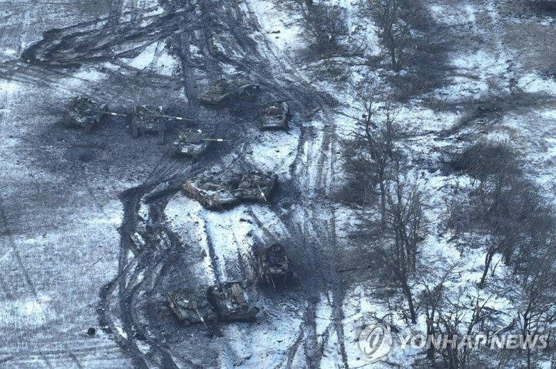 부흘레다르에서 진격 중이던 러시아 탱크 여러대가 파괴돼 뒤엉켜있다. 연합뉴스