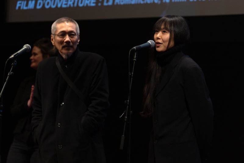 13일 오후(현지시간) 프랑스 파리 시네마테크 프랑세즈에서 열린 ‘홍상수 감독 전작 회고전’에서 개막작 ‘소설가의 영화’ 상영 전 홍상수(64) 감독과 배우 김민희(41)가 무대에 올라 인사를 하고 있다. 2023.02.14/뉴스1 ⓒ News1 이준성 기자