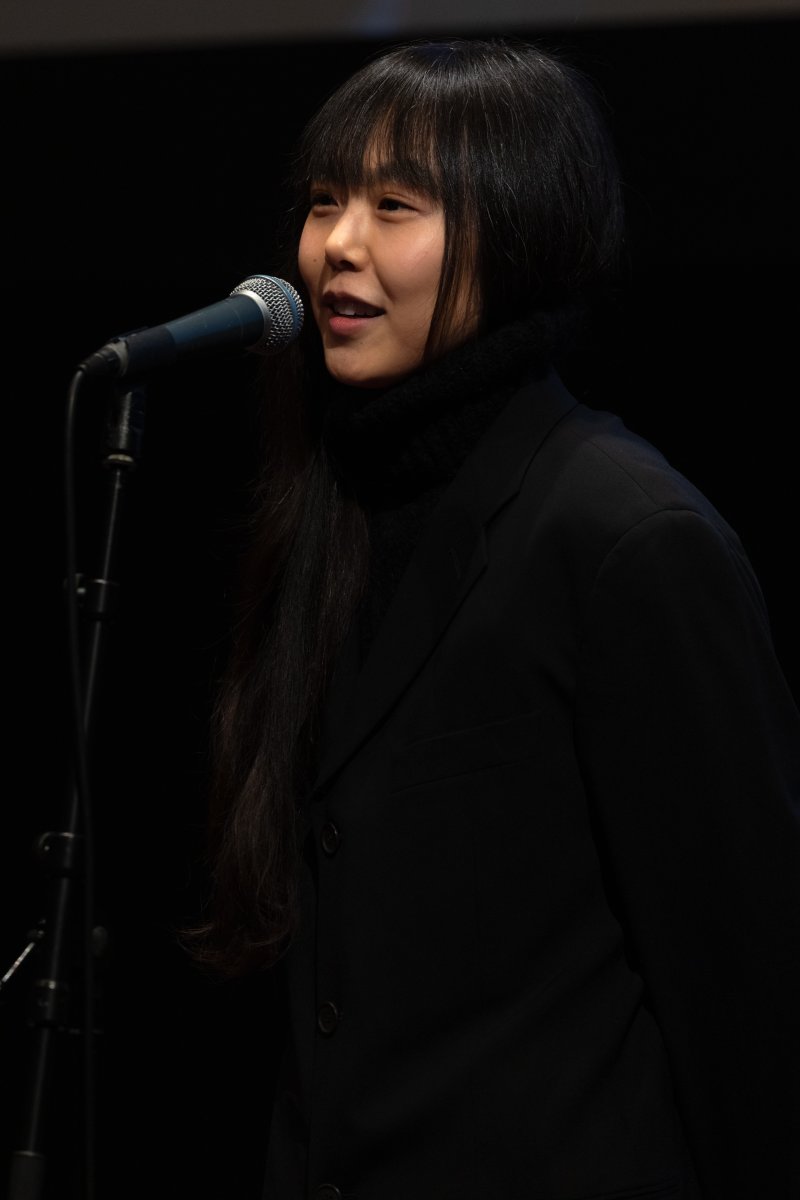 13일 오후(현지시간) 프랑스 파리 시네마테크 프랑세즈에서 열린 ‘홍상수 감독 전작 회고전’에서 개막작 ‘소설가의 영화’ 상영 전 홍상수(64) 감독과 배우 김민희(41)가 무대에 올라 인사를 하고 있다. 2023.02.14/뉴스1 ⓒ News1 이준성 기자