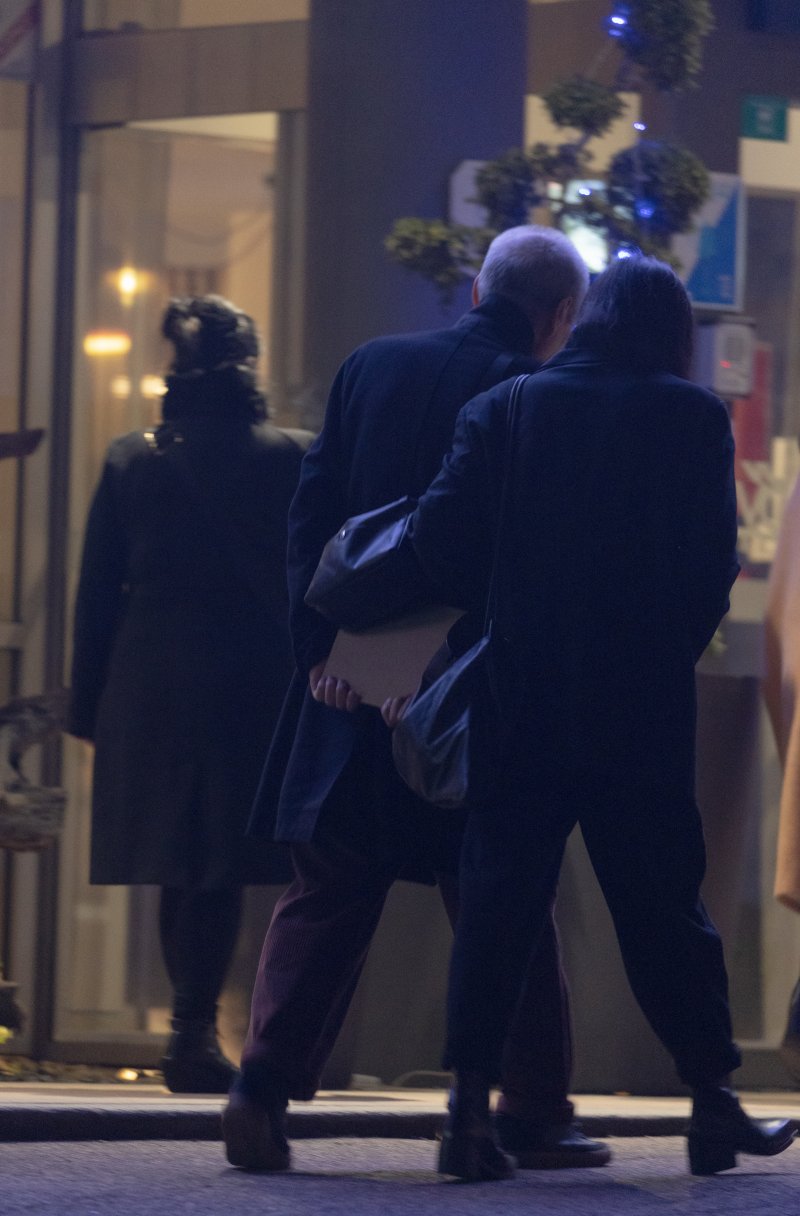 13일 오후(현지시간) 프랑스 파리 시네마테크 프랑세즈에서 열린 ‘홍상수 감독 전작 회고전’을 찾은 홍상수(64) 감독과 배우 김민희(41)가 무대 인사를 마친 뒤 시사회장을 떠나고 있다. ⓒ News1 이준성 기자