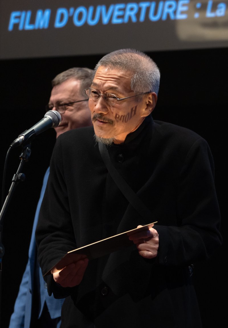 13일 오후(현지시간) 프랑스 파리 시네마테크 프랑세즈에서 열린 ‘홍상수 감독 전작 회고전’에서 개막작 ‘소설가의 영화’ 상영 전 홍상수(64) 감독과 배우 김민희(41)가 무대에 올라 인사를 하던 중 시네마테크 프랑세즈 측으로부터 각각의 이름이 새겨진 황금명패를 선물받고 있다. ⓒ News1 이준성 기자