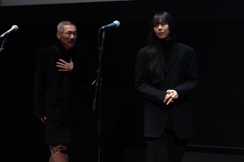 13일 오후(현지시간) 프랑스 파리 시네마테크 프랑세즈에서 열린 ‘홍상수 감독 전작 회고전’에서 개막작 ‘소설가의 영화’ 상영 전 홍상수(64) 감독과 배우 김민희(41)가 무대에 올라 인사를 하고 있다. ⓒ News1 이준성 기자