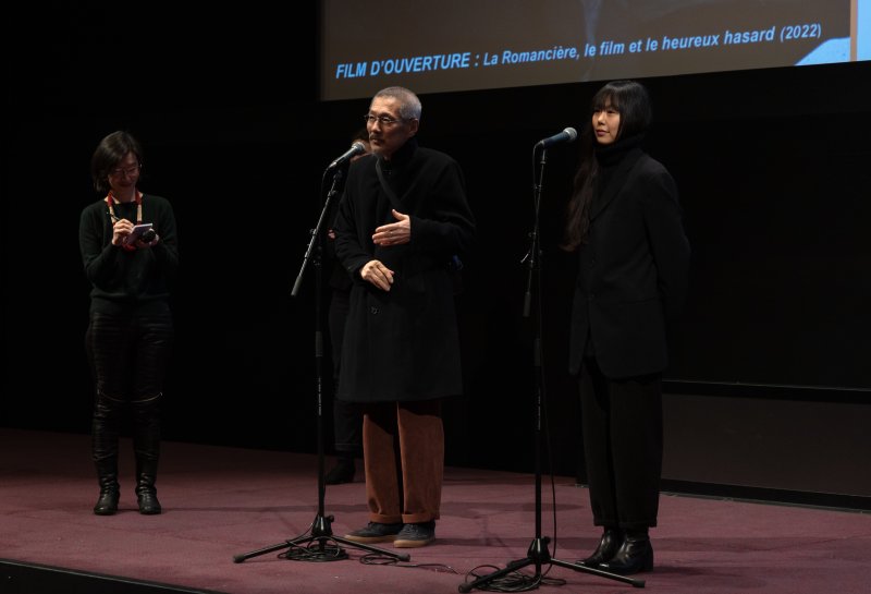 13일 오후(현지시간) 프랑스 파리 시네마테크 프랑세즈에서 열린 ‘홍상수 감독 전작 회고전’에서 개막작 ‘소설가의 영화’ 상영 전 홍상수(64) 감독과 배우 김민희(41)가 무대에 올라 인사를 하고 있다. ⓒ News1 이준성 기자