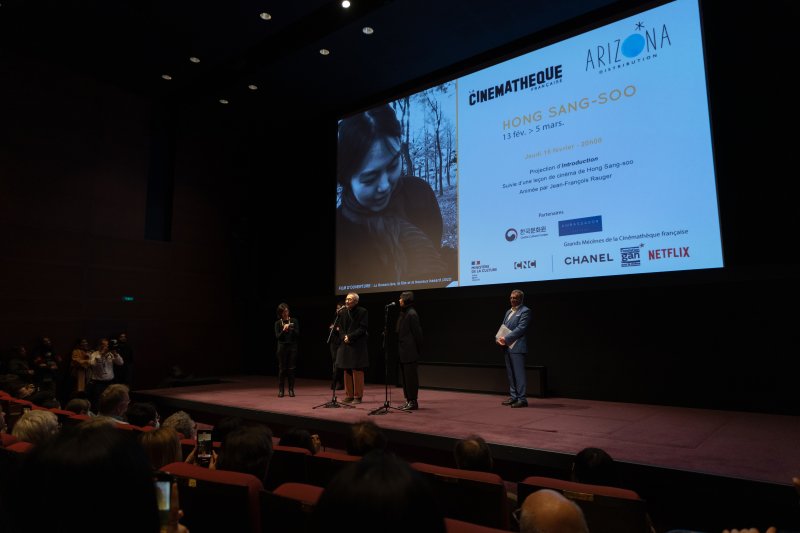 13일 오후(현지시간) 프랑스 파리 시네마테크 프랑세즈에서 열린 ‘홍상수 감독 전작 회고전’에서 개막작 ‘소설가의 영화’ 상영 전 홍상수(64) 감독과 배우 김민희(41)가 무대에 올라 인사를 하고 있다. ⓒ News1 이준성 기자